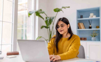 A woman reading through online app Libgen
